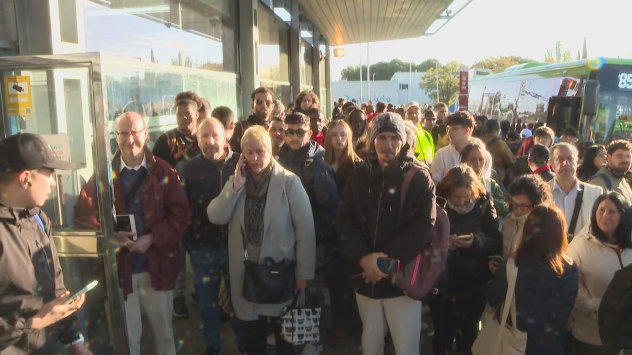 Caos y desconcierto en la estación de Cercanías de San Fernando tras el descarrilamiento de un tren