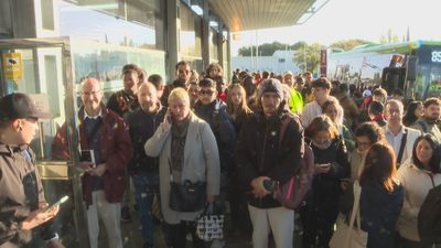 Caos y desconcierto en la estación de Cercanías de San Fernando tras el descarrilamiento de un tren