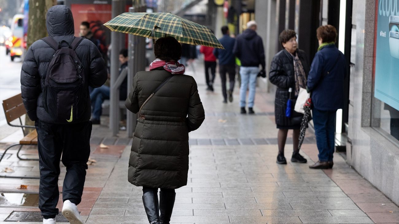 Miércoles de paraguas en Madrid con mínimas que suben