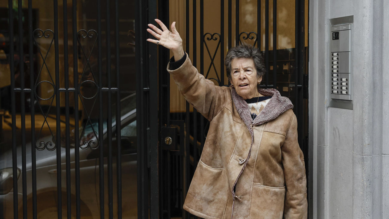 Maricarmen, de 87 años, amenazada de desahucio, saluda desde el portal de su casa