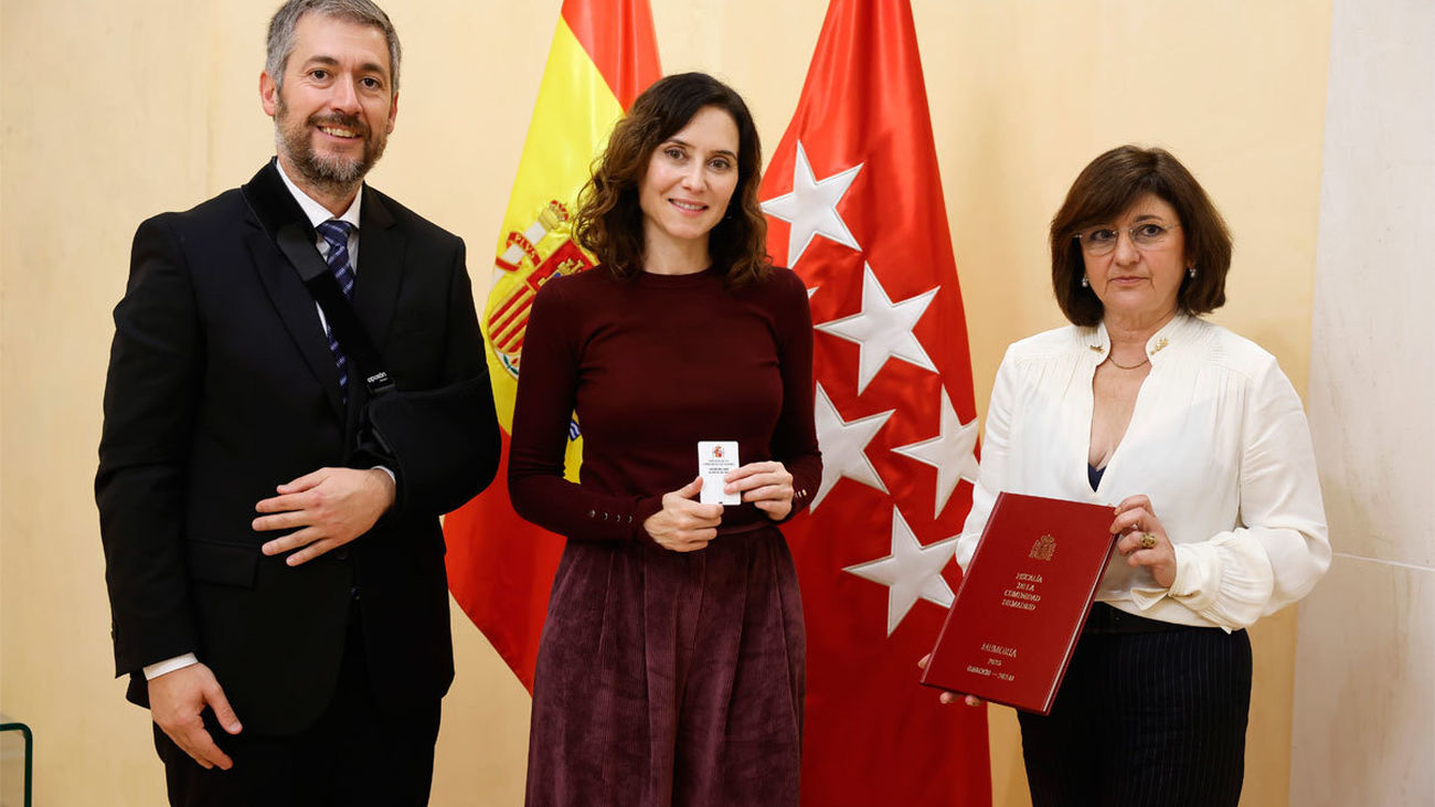 Ayuso recibe la memoria de actividades de la Fiscalía de Madrid