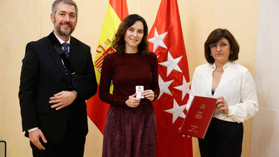 Ayuso recibe la memoria de actividades de la Fiscalía de Madrid
