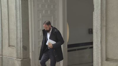 Declaran en el Supremo el exgerente y la trabajadora del PSOE cuyos nombres aparecen en los sobres de Koldo