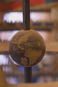 Libros de revés, libros prohibidos y una esfera armilar en la biblioteca del Real Monasterio de El Escorial