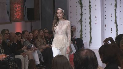 La Real Fábrica de Tapices se viste de blanco en un desfile nupcial