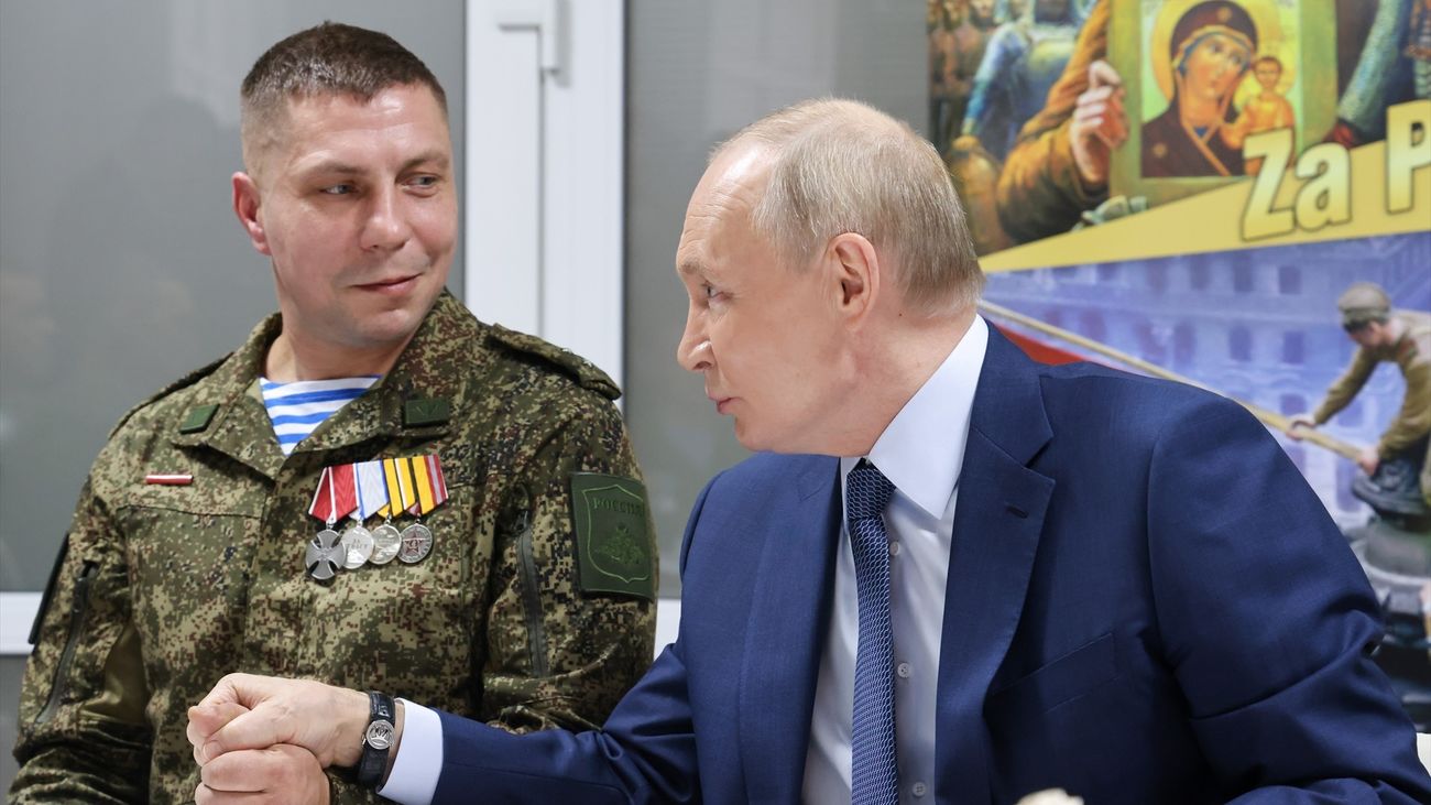 Vladimir Putin con un militar ruso