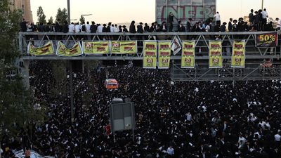 Doscientos mil ultraortodoxos bloquean la entrada a Jerusalén en protesta por el servicio militar obligatorio