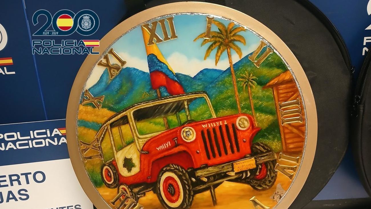 Detenida en Barajas una mujer con dos relojes de pared que ocultaban 6 kilos de cocaína