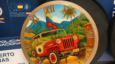 Detenida en Barajas una mujer con dos relojes de pared que ocultaban 6 kilos de cocaína