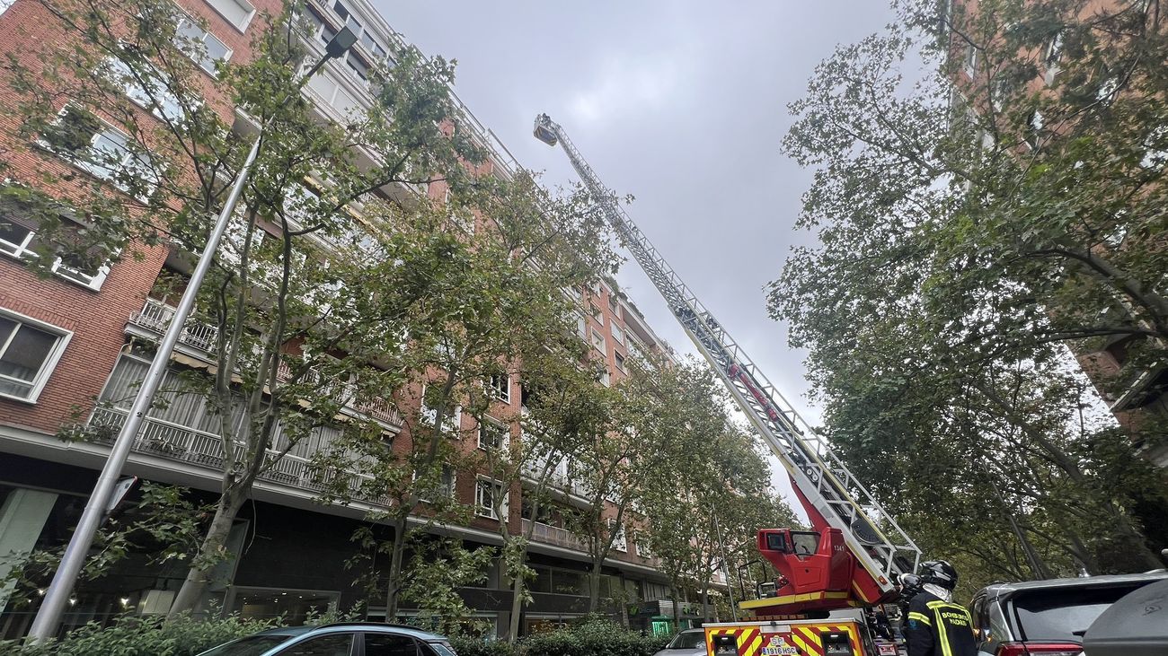Tres heridos por inhalación de humo en el incendio de un piso en obras en La Castellana