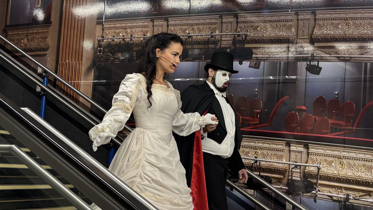 'El Fantasma de la Ópera' baja al metro de Ópera por Halloween