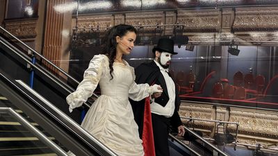 'El Fantasma de la Ópera' baja al metro de Ópera por Halloween
