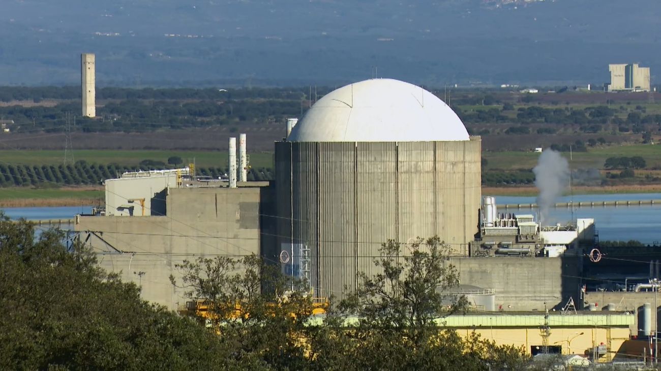 Gallardo dice que "Almaraz no se va a cerrar" tras votar en contra el PSOE en el Congreso