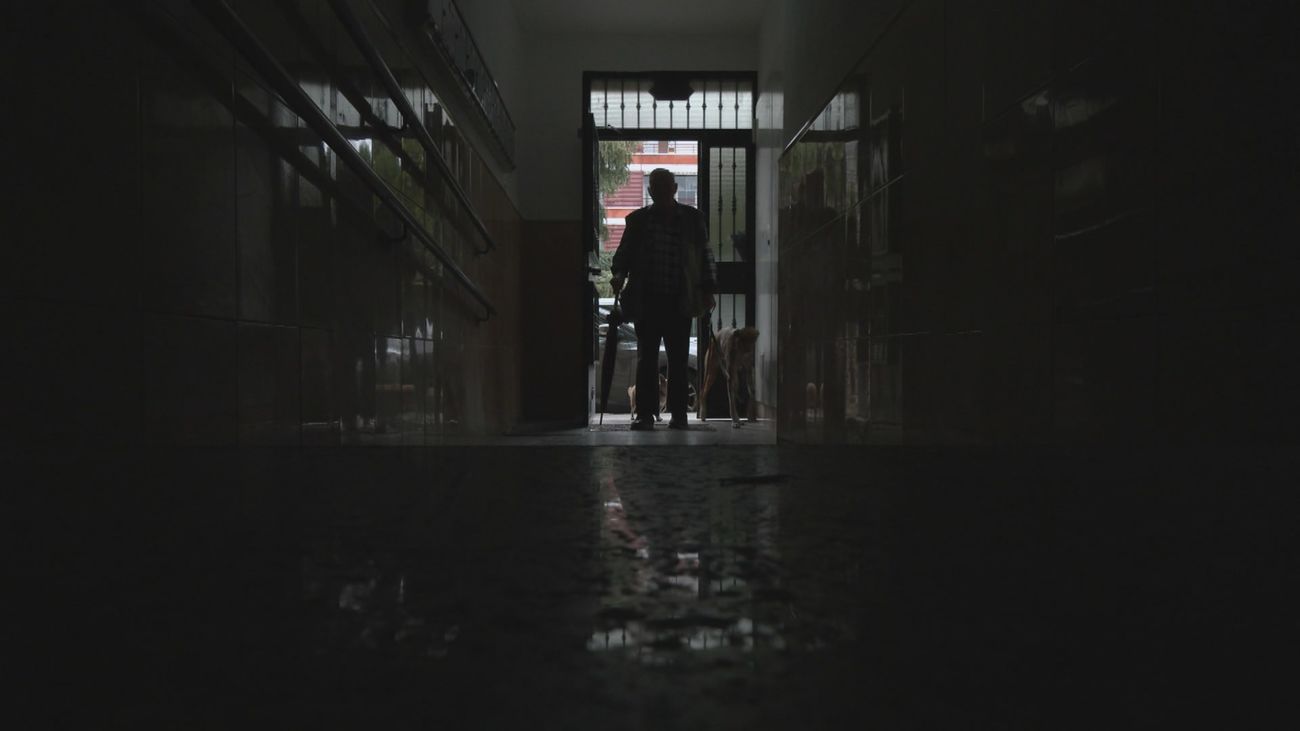 Tres años sin ascensor en Villaverde: vecinos mayores, atrapados en un laberinto burocrático