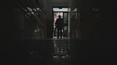 Tres años sin ascensor en Villaverde: vecinos mayores, atrapados en un laberinto burocrático