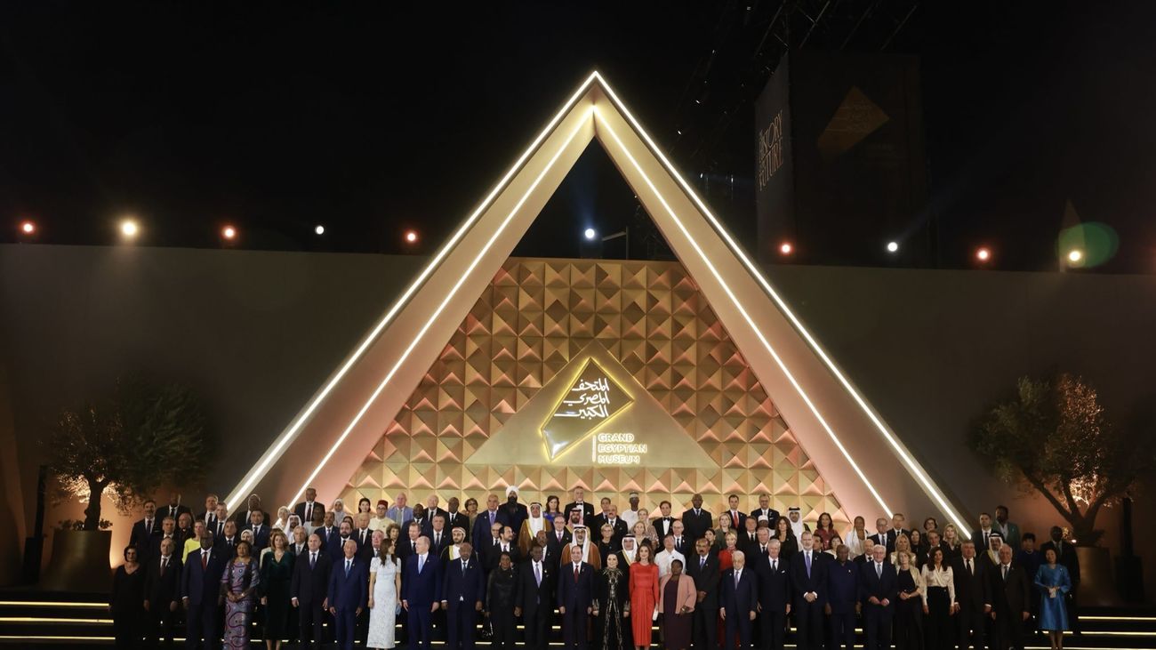 Felipe VI asiste a la inauguración del Gran Museo Egipcio, la mayor colección faraónica del mundo