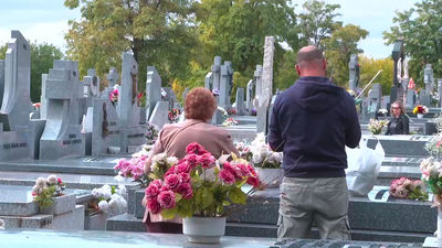 Miles de madrileños acuden a los cementerios a honrar a sus difuntos