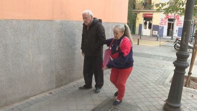 Desahucian a un matrimonio de ancianos en Madrid por una deuda con el recibo del agua: "Es inhumano"