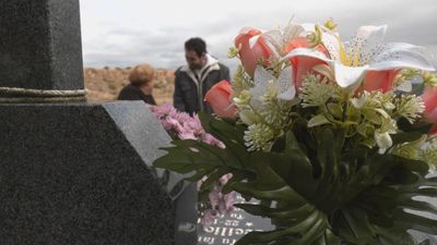 Muchos madrileños, como Azucena, visitan el cementerio en el día de Todos los Santos