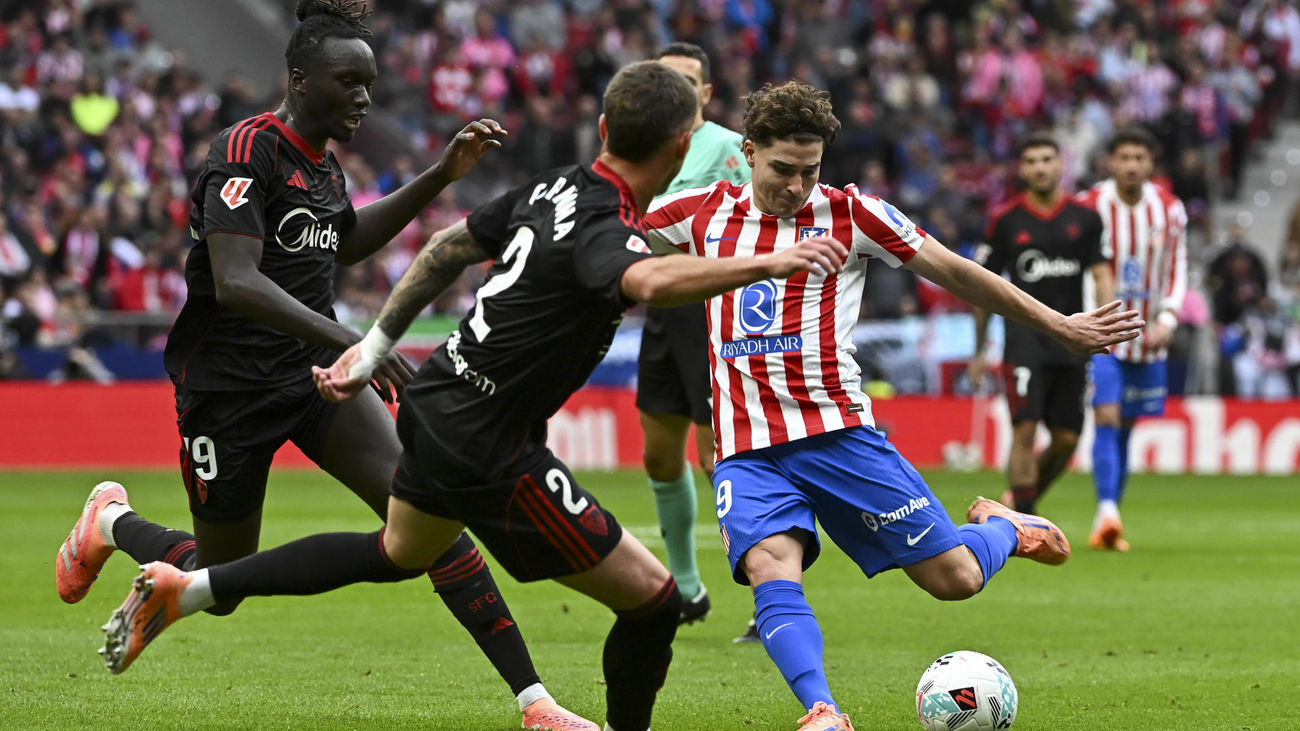Julián Alvarez ante el Sevilla