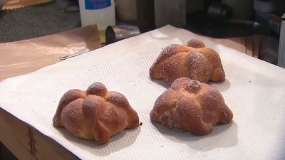 El Pan de Muerto mexicano triunfa en Chamberí: colas kilométricas para hacerse con uno