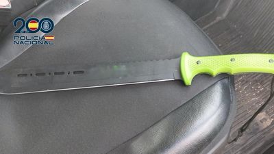 Detenido por amenazar con un machete al entrenador de su hijo por no sacarle a jugar