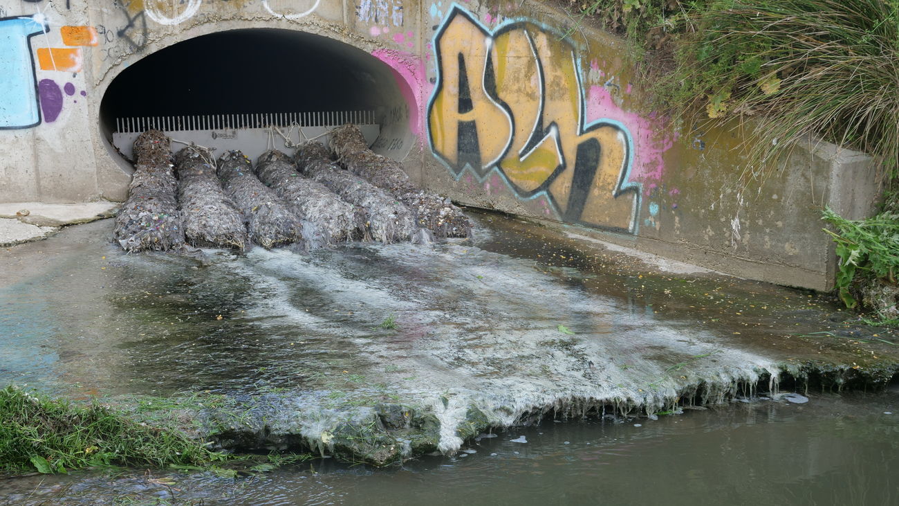 Sistema de retención de residuos para que el agua que salga por los aliviaderos no lo haga cargada de basura