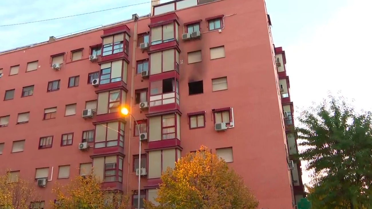 Un hombre se atrinchera en Usera y quema productos químicos: hay 14 policías hospitalizados por intoxicación