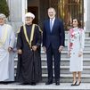 Los Reyes reciben con honores al sultán de Omán en el Palacio Real de Madrid