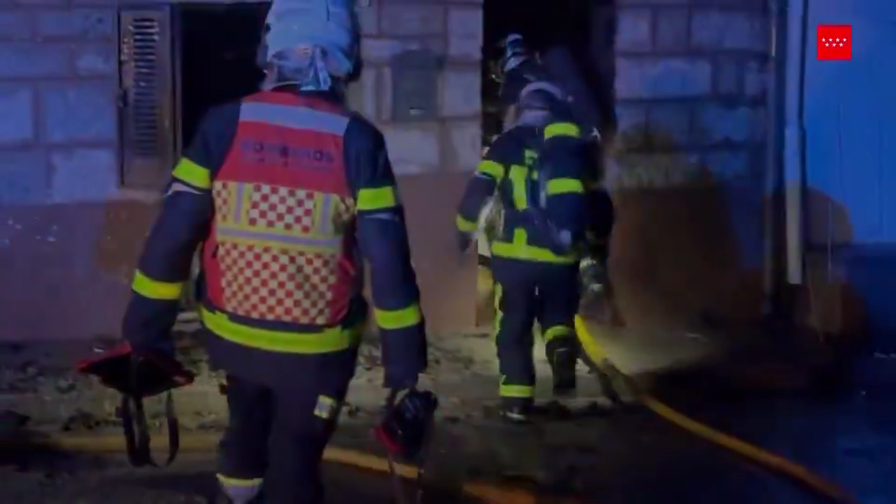 Un incendio arrasa una vivienda en Bustarviejo: el fuego se originó en la chimenea de la casa