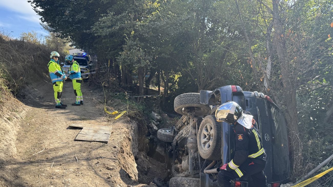 Dos heridos tras volcar con su coche en un camino de Arganda del Rey