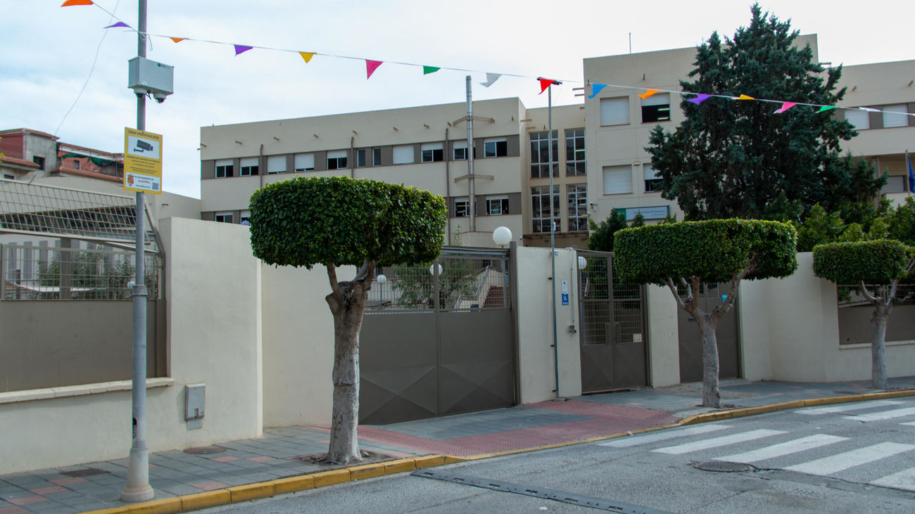 Un niño de 12 años es apuñalado por un compañero en un instituto de Granada