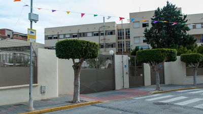 Un niño de 12 años es apuñalado por un compañero en un instituto de Granada