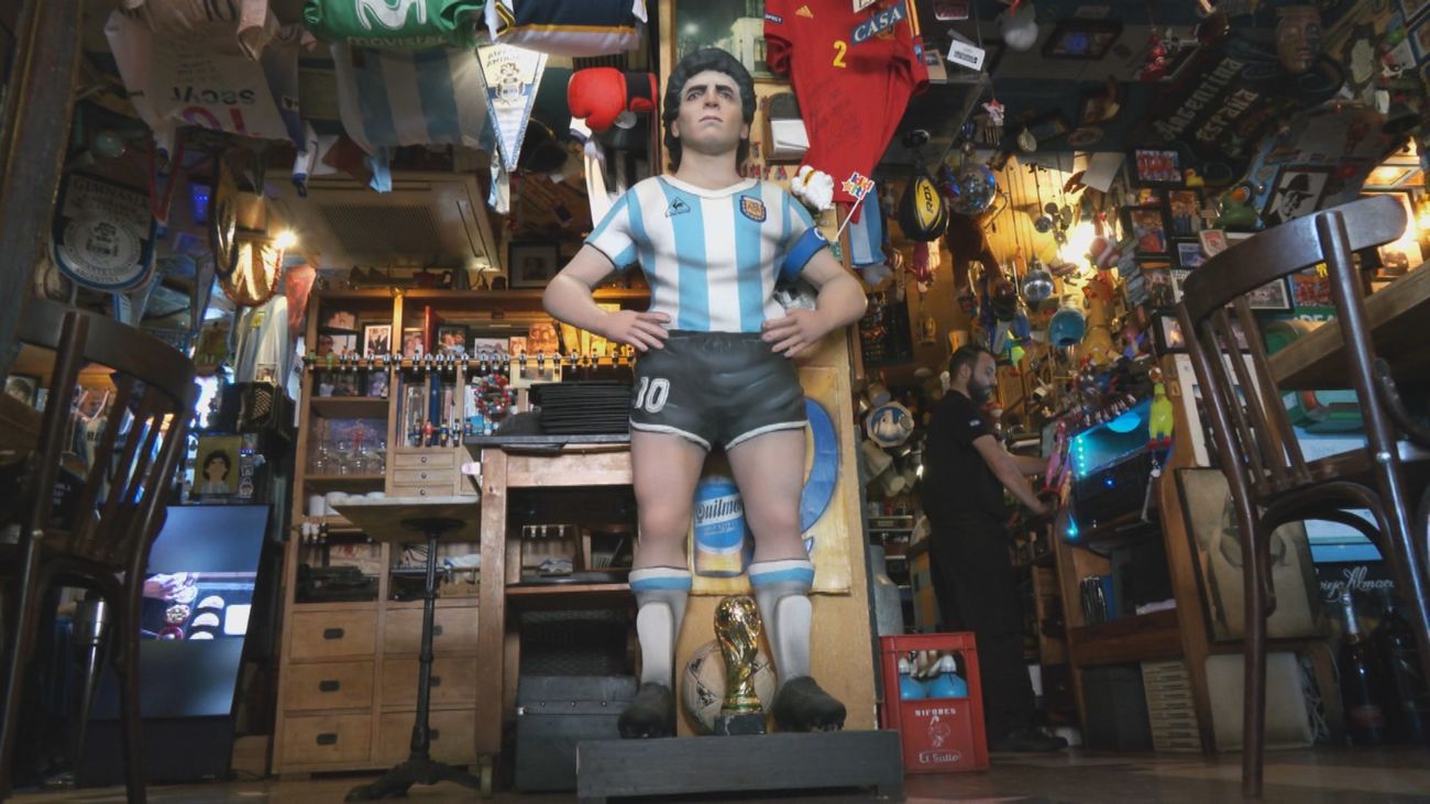 El templo y restaurante Argentino que inmortaliza a Maradona se encuentra en Madrid