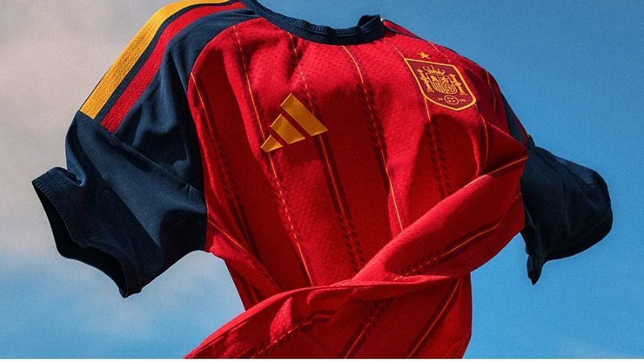 España presenta la camiseta con la que disputará el Mundial