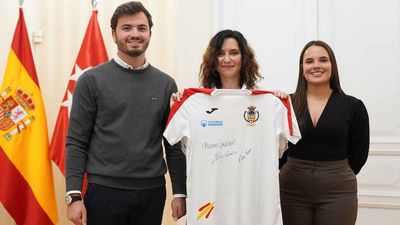 Ayuso recibe a los campeones del mundo de tiro con arco Elia Canales y Andrés Temiño