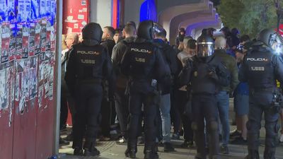 Los aficionados del Lech Poznan acceden al Estadio de Vallecas escoltados sin incidencias