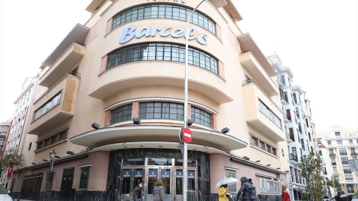 Transeúntes pasan al lado de la puerta del Teatro Barceló