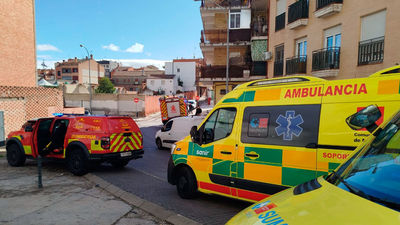 Una intoxicada grave al arder un carrito de bebé en el rellano de un piso en Fuenlabrada