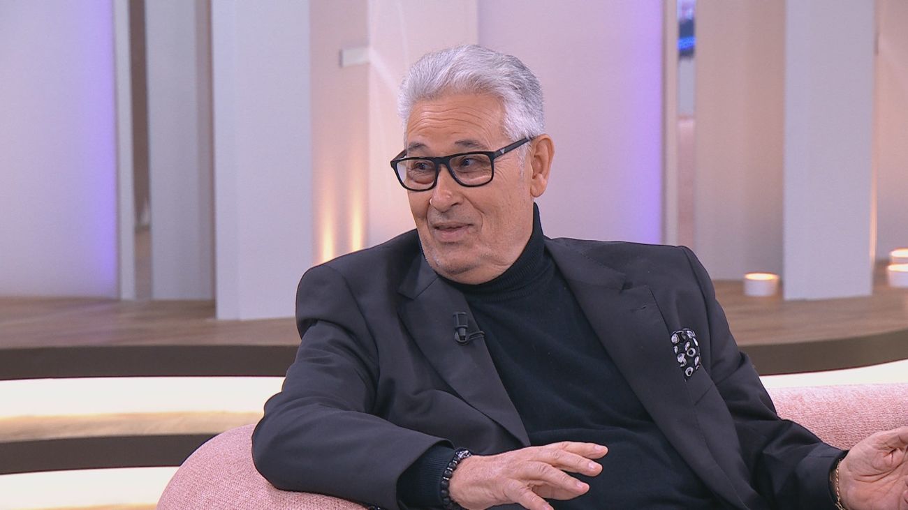 Pasión, motores y jazz: el coleccionista que celebra el Día Mundial del Saxofón entre coches clásicos