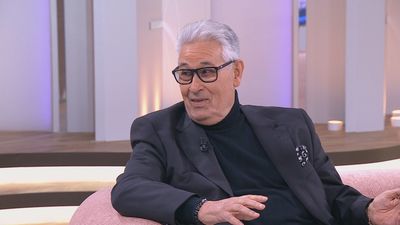 Pasión, motores y jazz: el coleccionista que celebra el Día Mundial del Saxofón entre coches clásicos