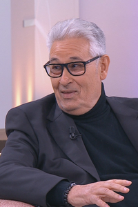 Pasión, motores y jazz: el coleccionista que celebra el Día Mundial del Saxofón entre coches clásicos