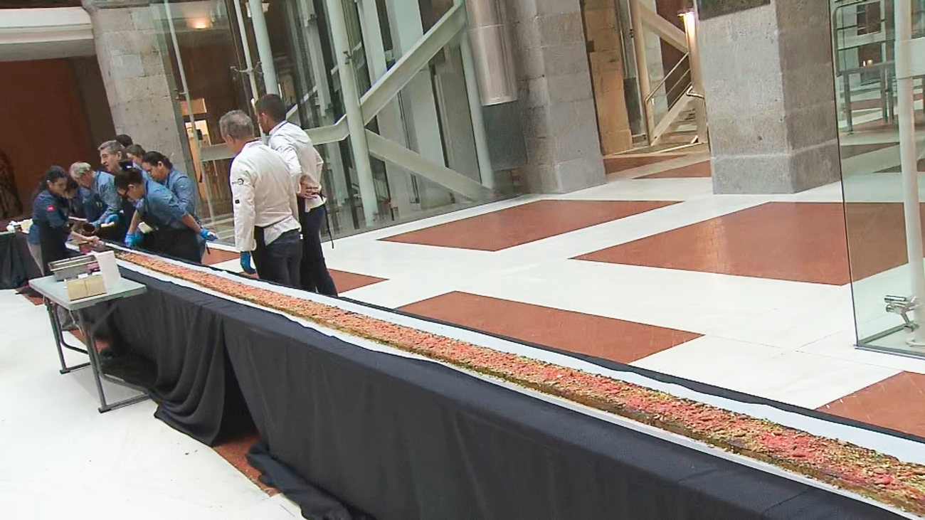 La Real Casa de Correos elabora el turrón más largo del mundo, 60 metros y 300 kilos