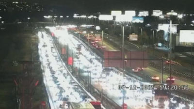 Seis kilómetros de retenciones de salida en la A-1 al comienzo del fin de semana de la Almudena