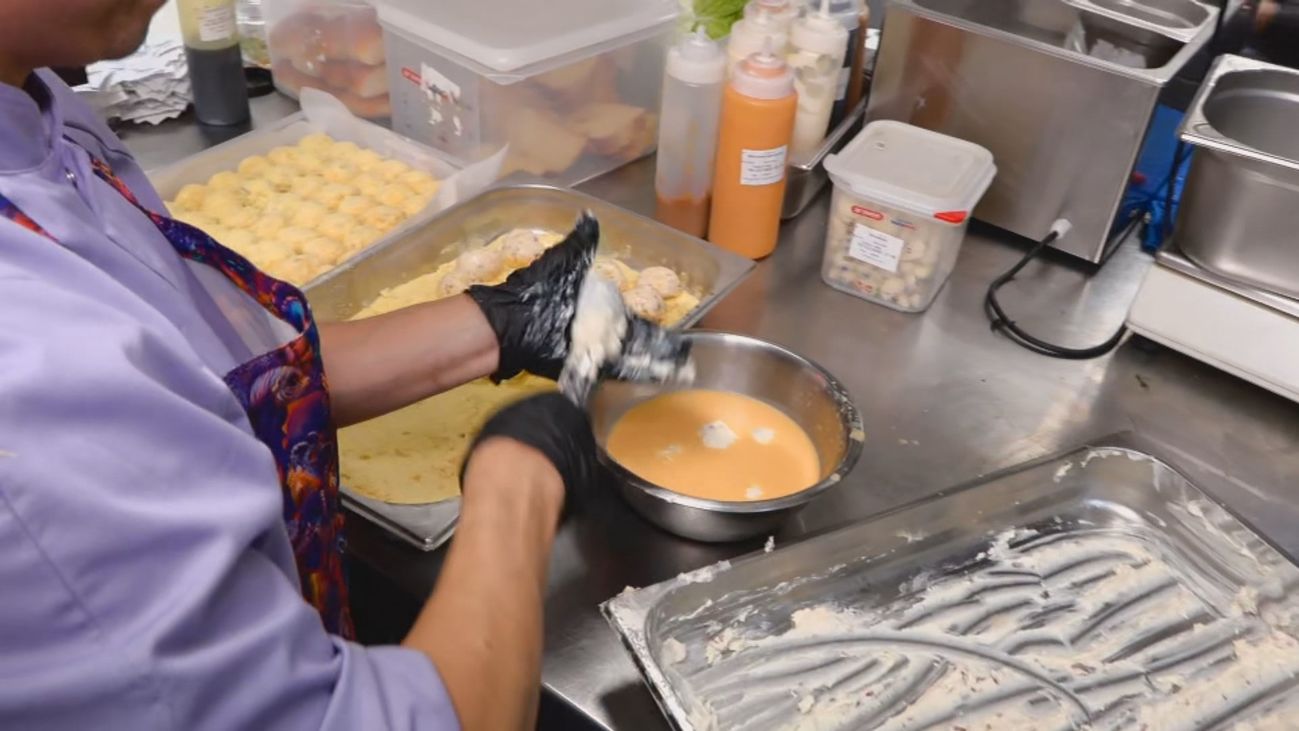 Nos colamos en la cocina del restaurante Bestial en hora punta