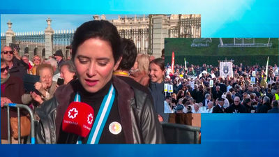 Ayuso abandona en ambulancia la misa de la Almudena por una "leve indisposición"