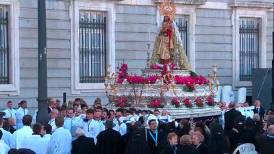 La Virgen de la Almudena llena de fervor las calles de Madrid