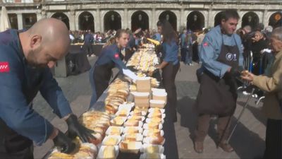 Reparten en la Plaza Mayor 5.000 raciones gratis de la corona de la Almudena, "prima hermana del roscón de Reyes"