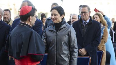 Ayuso recibe el alta tras abandonar en ambulancia la misa de la Almudena por una fuerte gastroenteritis