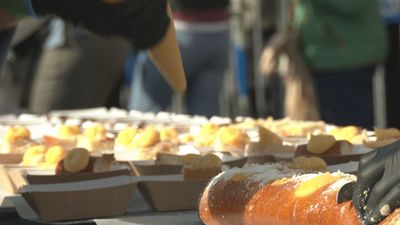 Cientos de madrileños prueban la corona de la Almudena en la Plaza Mayor